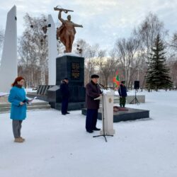 Церемония возложения цветов мемориалу "Вечный огонь"