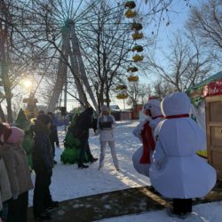 «Волшебство новогодней сказки в парке: Резиденция Деда Мороза дарит радость детям!»
