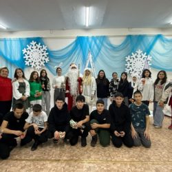 «Школьники отметили праздник интеллектуальными играми и встречей с Дедом Морозом»