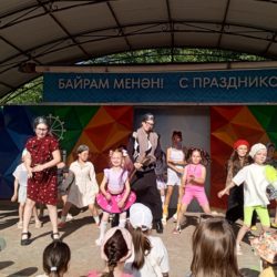 "Пусть лето звонкое смеётся"