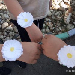 Ромашковый браслет